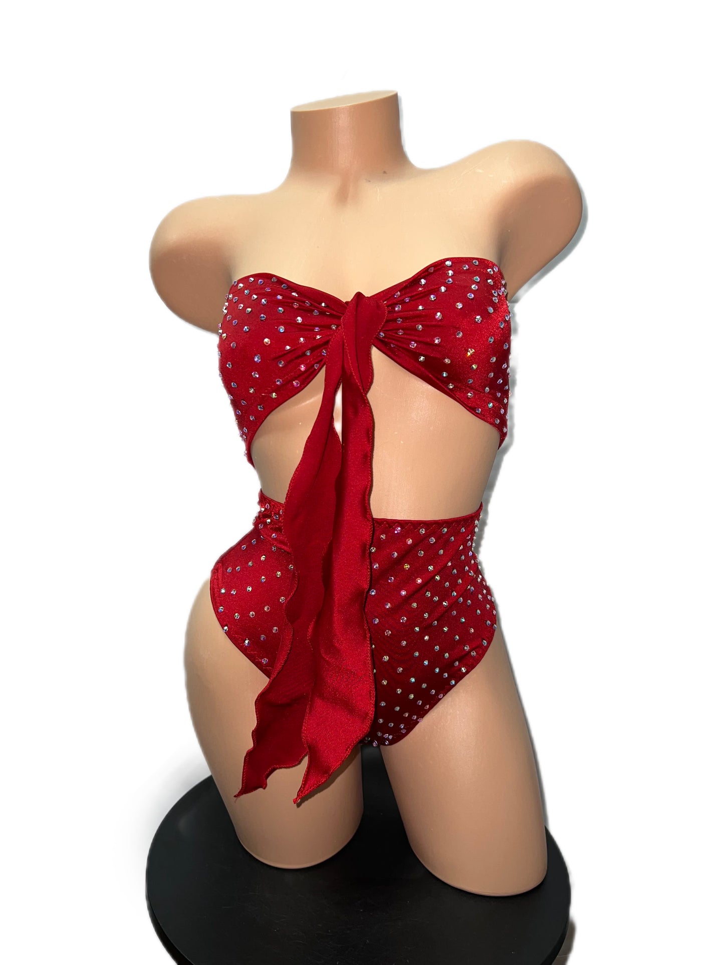 RED HIGH-WAIST SHORTS AND STRAPLESS TOP