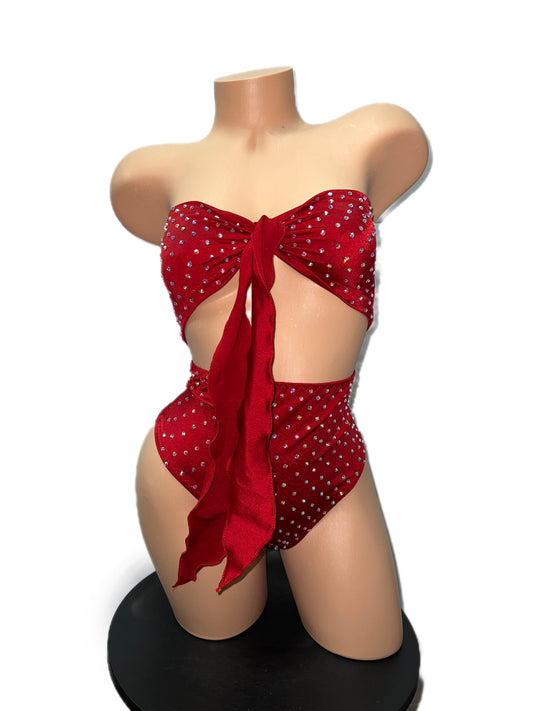 RED HIGH-WAIST SHORTS AND STRAPLESS TOP