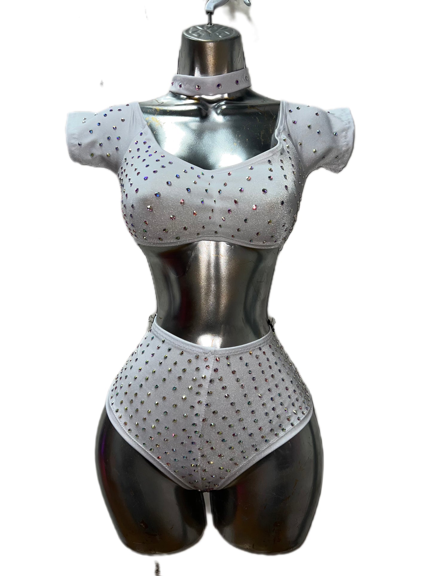 WHITE SHORTS SET WITH CHOKER